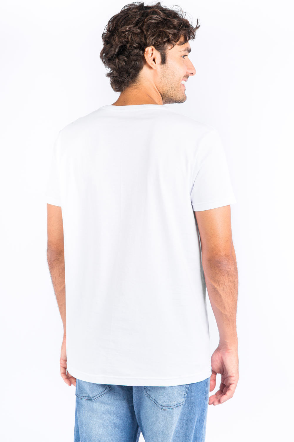 T-shirt branca: 1 peça básica 4 opções de looks despojados - Modaaz