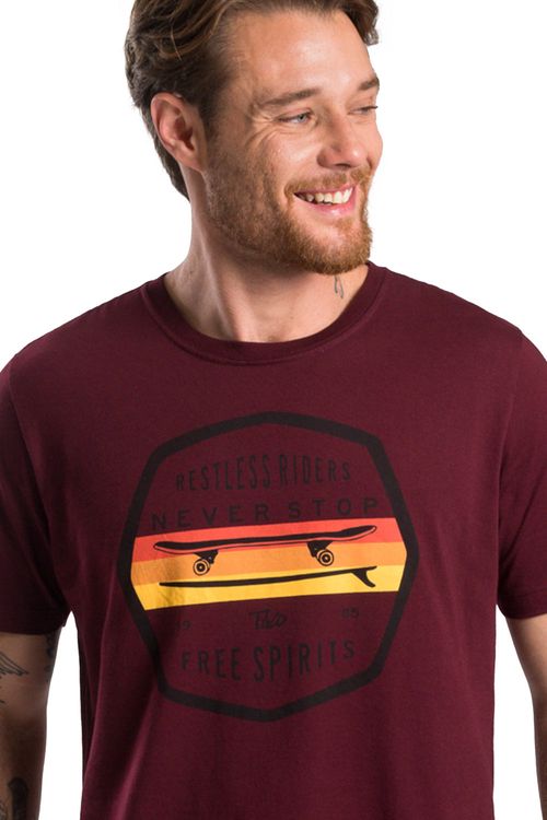 T-Shirt Estampada Skate Vinho