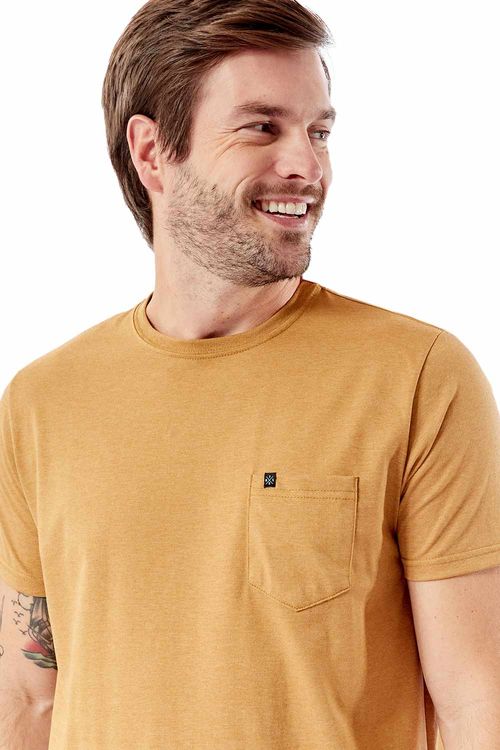 T-Shirt Básica Comfort Com Bolso Mostada