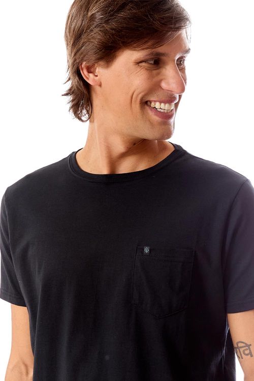 T-Shirt Básica Comfort Com Bolso Preta