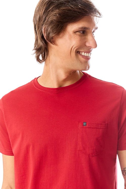 T-Shirt Básica Comfort Com Bolso Vermelho Escuro