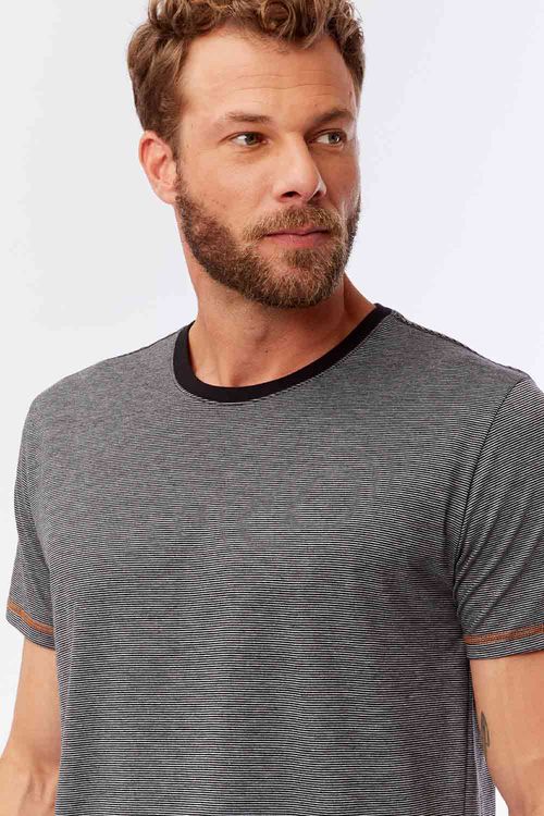 T-Shirt Listrada Preta