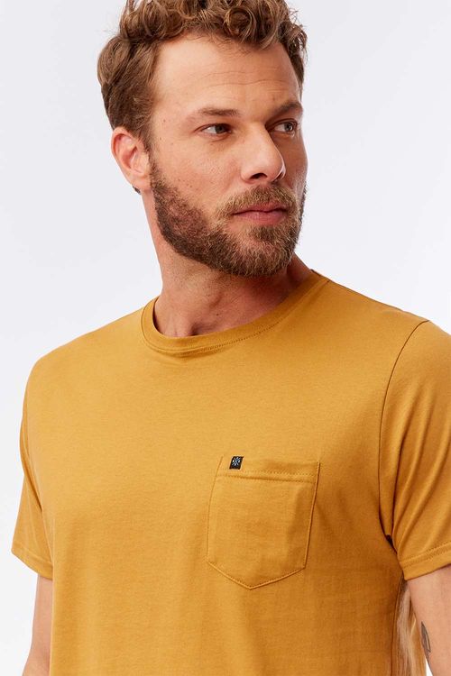 T-Shirt Básica Comfort Com Bolso Mostarda