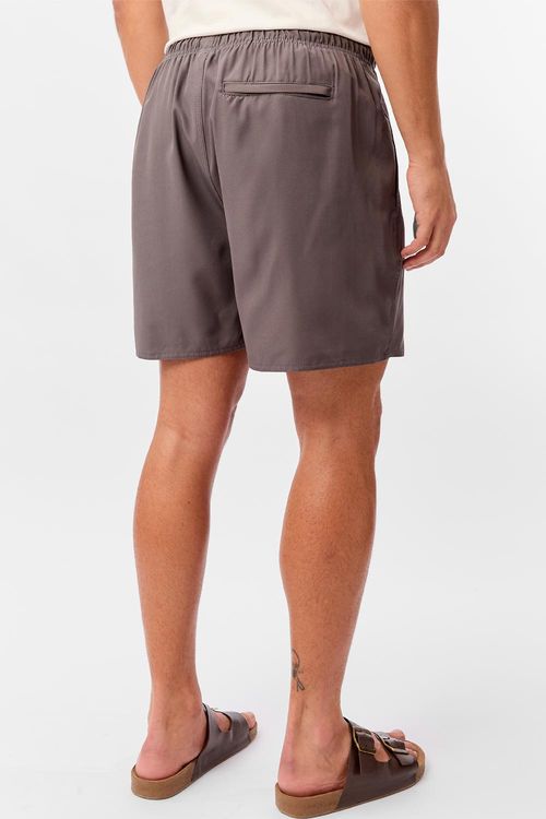 Short Liso Com Patch Chumbo