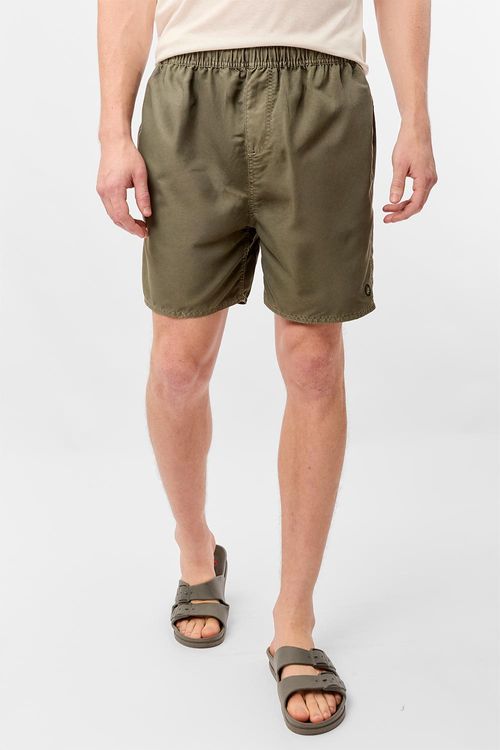 Short Liso Com Patch Verde Musgo