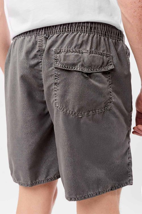 Short Liso Com Patch Chumbo