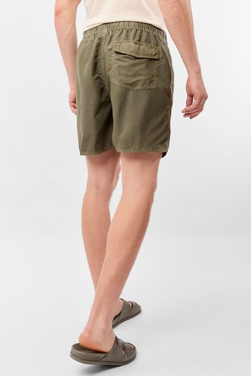 Short Liso Com Patch Verde Musgo