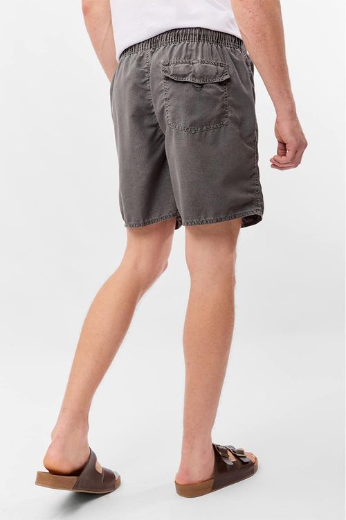 Short Liso Com Patch Chumbo