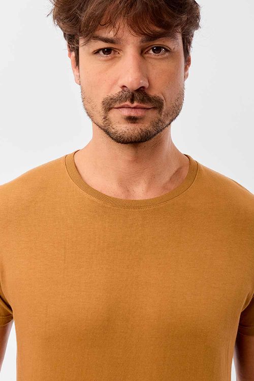T-Shirt Básica Premium Fit Sem Costura Lateral Camel