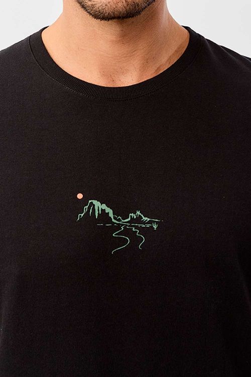 T-Shirt Estampada Premium Sem Costura Lateral Montanhas Preto