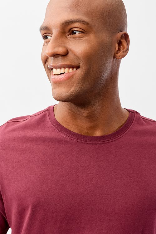 T-Shirt Básica Fit Vinho