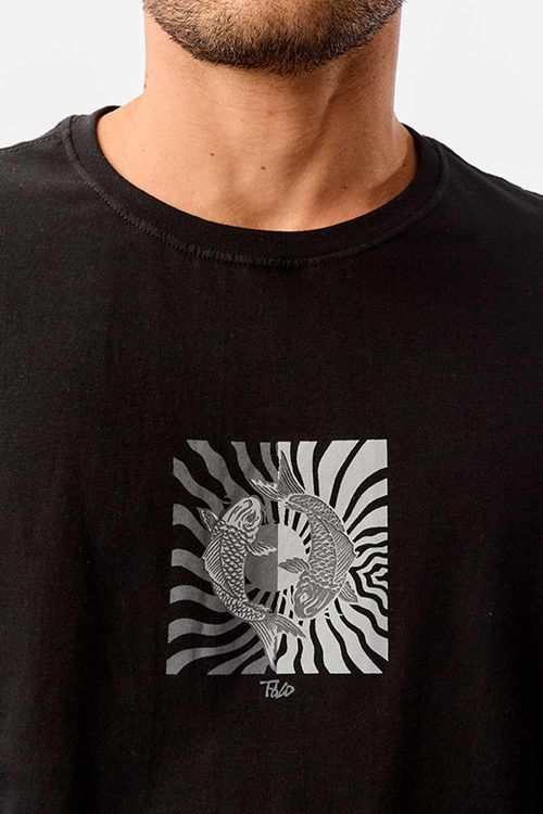 T-Shirt Estampada Karpa Preta